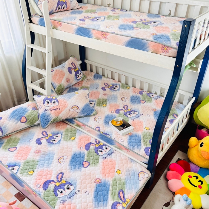 91家纺网 家纺一手货源 找家纺 小虾米 2023新款上下床加厚牛奶绒夹棉床笠 星黛兔