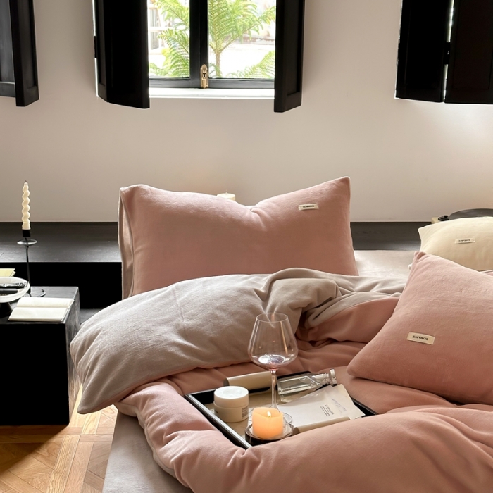 91家纺网 家纺一手货源 找家纺 时光里 2023新款双拼牛奶绒四件套藕粉拼星际灰