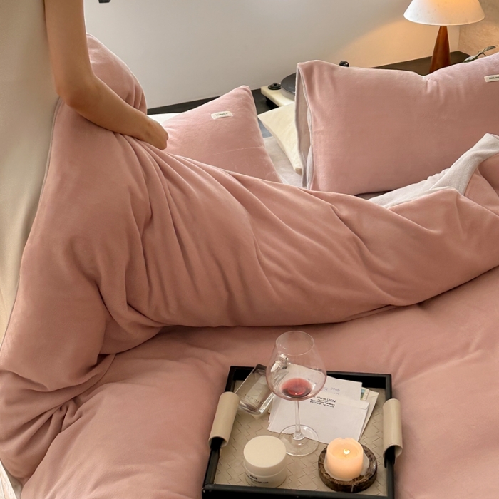 91家纺网 家纺一手货源 找家纺 时光里 2023新款双拼牛奶绒四件套藕粉拼星际灰