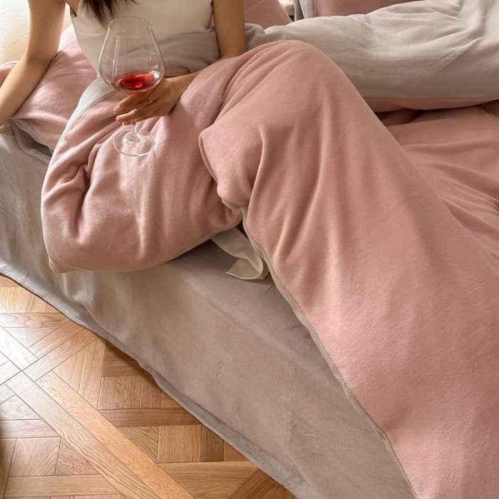 91家纺网 家纺一手货源 找家纺 时光里 2023新款双拼牛奶绒四件套藕粉拼星际灰