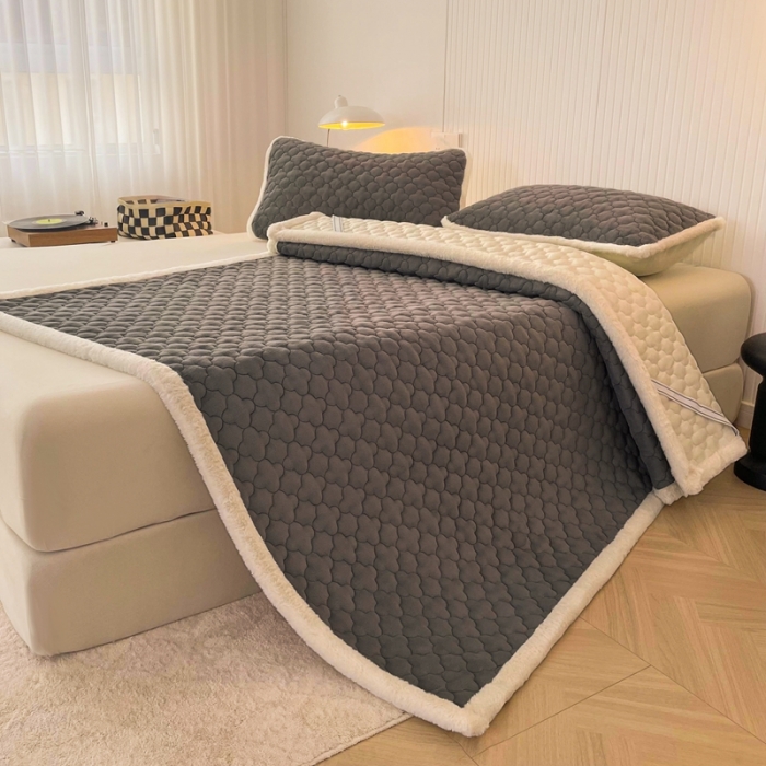 91家纺网 家纺一手货源 找家纺 初心 2023新款A类素色牛奶绒加厚夹棉床垫床褥子 低调灰