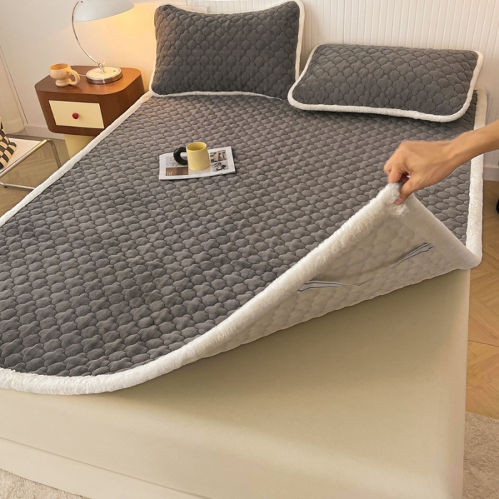 91家纺网 家纺一手货源 找家纺 初心 2023新款A类素色牛奶绒加厚夹棉床垫床褥子 低调灰