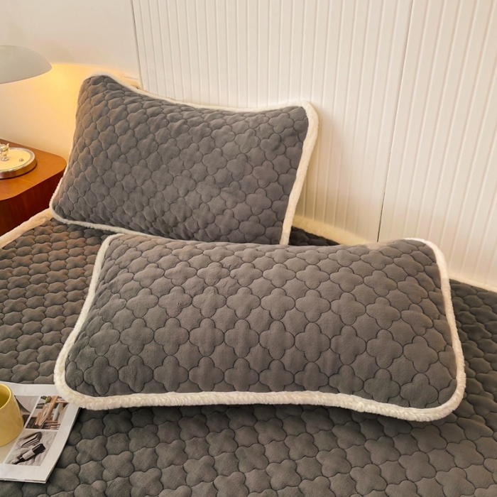 91家纺网 家纺一手货源 找家纺 初心 2023新款A类素色牛奶绒加厚夹棉床垫床褥子 低调灰