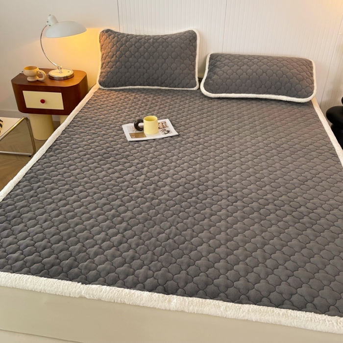 91家纺网 家纺一手货源 找家纺 初心 2023新款A类素色牛奶绒加厚夹棉床垫床褥子 低调灰