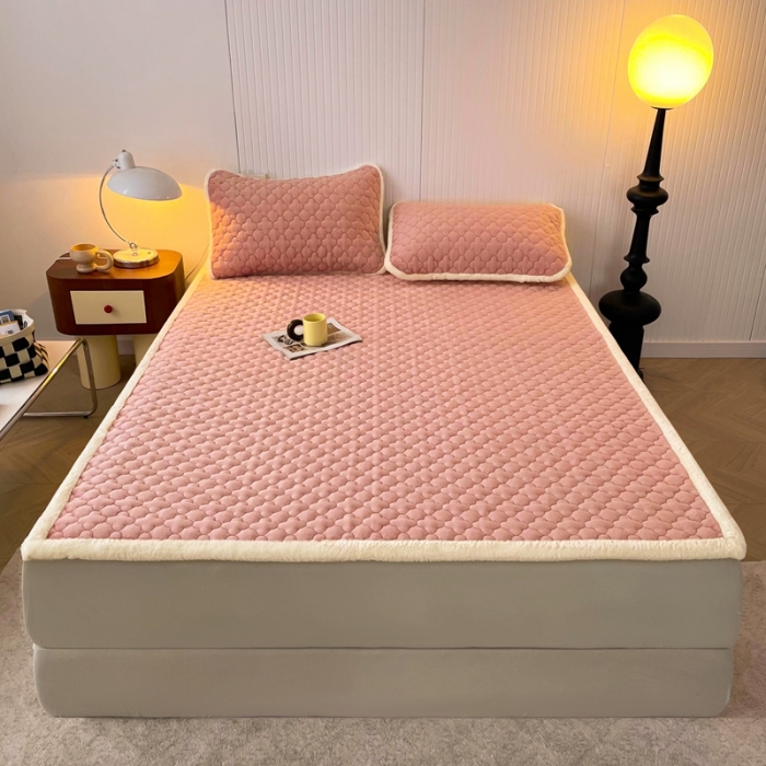 91家纺网 家纺一手货源 找家纺 初心 2023新款A类素色牛奶绒加厚夹棉床垫床褥子 豆沙粉