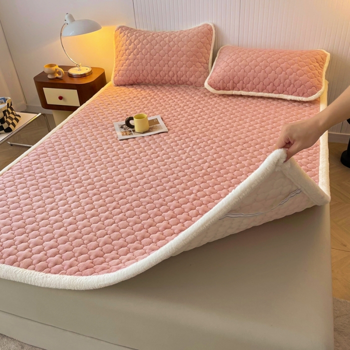 91家纺网 家纺一手货源 找家纺 初心 2023新款A类素色牛奶绒加厚夹棉床垫床褥子 豆沙粉