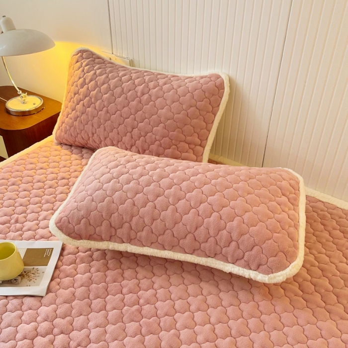 91家纺网 家纺一手货源 找家纺 初心 2023新款A类素色牛奶绒加厚夹棉床垫床褥子 豆沙粉