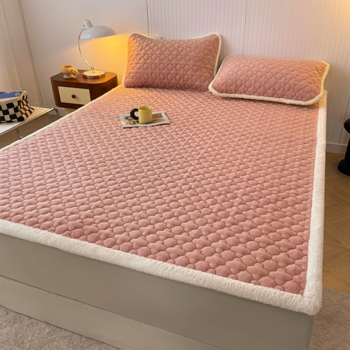 91家纺网 家纺一手货源 找家纺 初心 2023新款A类素色牛奶绒加厚夹棉床垫床褥子 豆沙粉