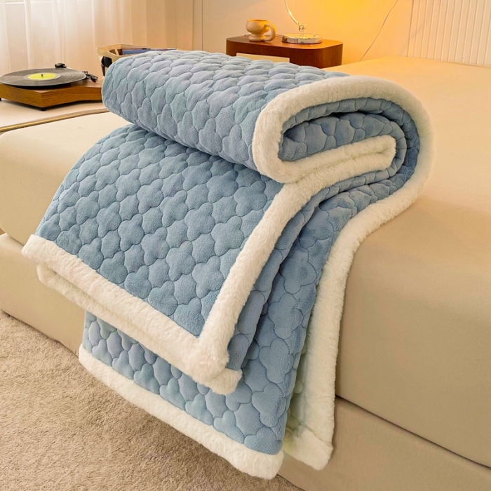 91家纺网 家纺一手货源 找家纺 初心 2023新款A类素色牛奶绒加厚夹棉床垫床褥子 海盐蓝