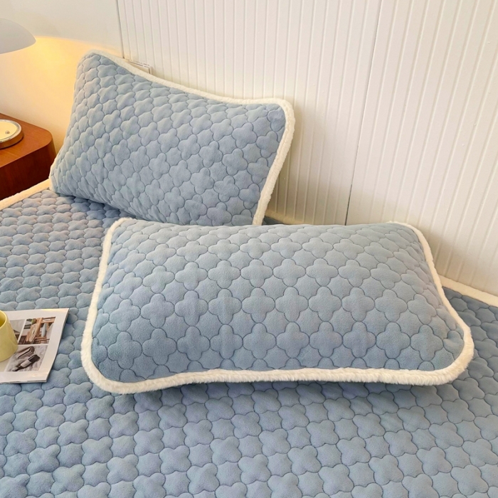 91家纺网 家纺一手货源 找家纺 初心 2023新款A类素色牛奶绒加厚夹棉床垫床褥子 海盐蓝