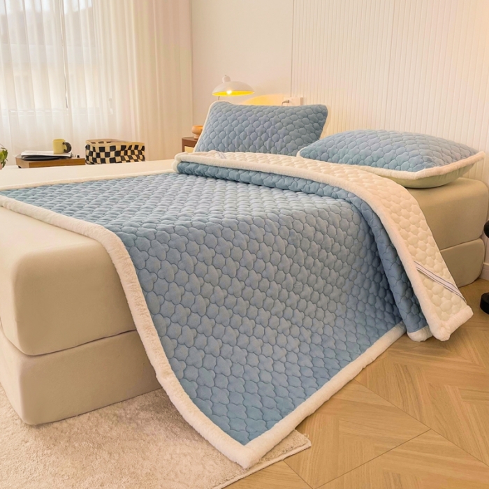 91家纺网 家纺一手货源 找家纺 初心 2023新款A类素色牛奶绒加厚夹棉床垫床褥子 海盐蓝