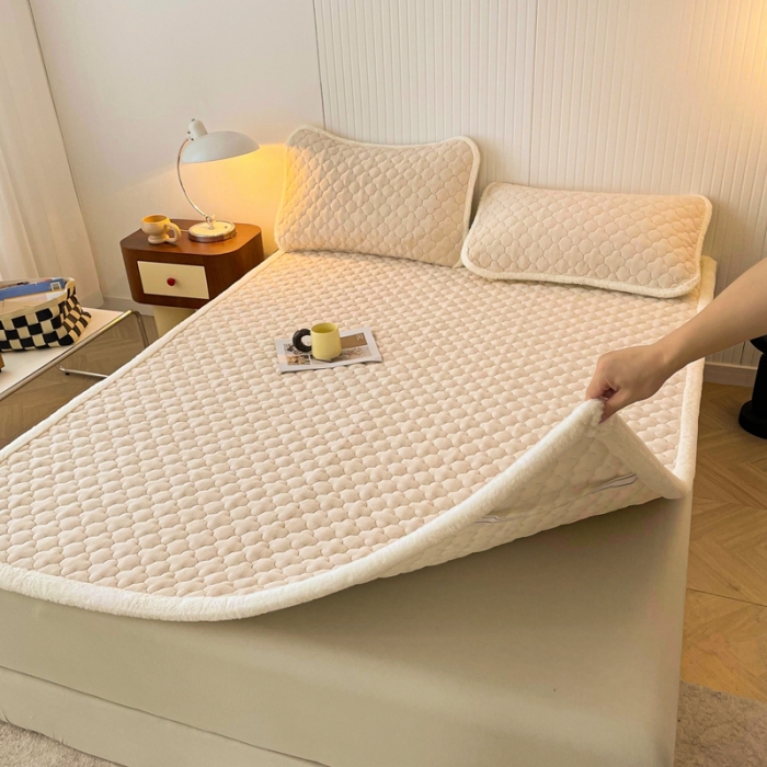 91家纺网 家纺一手货源 找家纺 初心 2023新款A类素色牛奶绒加厚夹棉床垫床褥子 奶咖