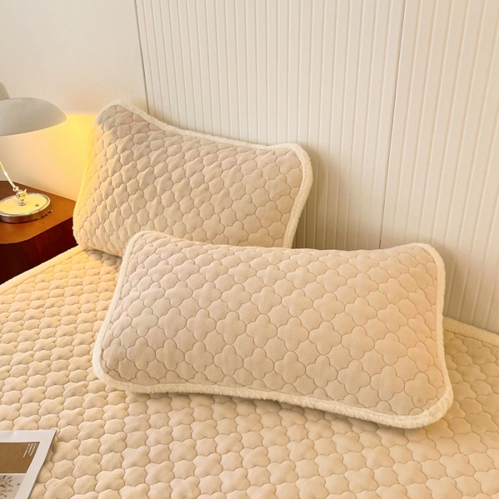 91家纺网 家纺一手货源 找家纺 初心 2023新款A类素色牛奶绒加厚夹棉床垫床褥子 奶咖