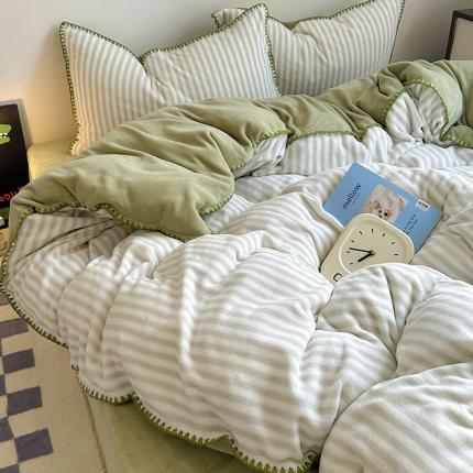 91家纺网 家纺一手货源 找家纺 三朵 2023新款无印风牛奶绒四件套 薄荷绿细条