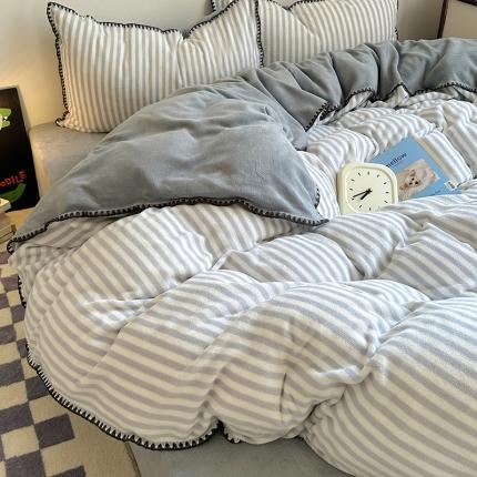 91家纺网 家纺一手货源 找家纺 三朵 2023新款无印风牛奶绒四件套 淡雅灰细条