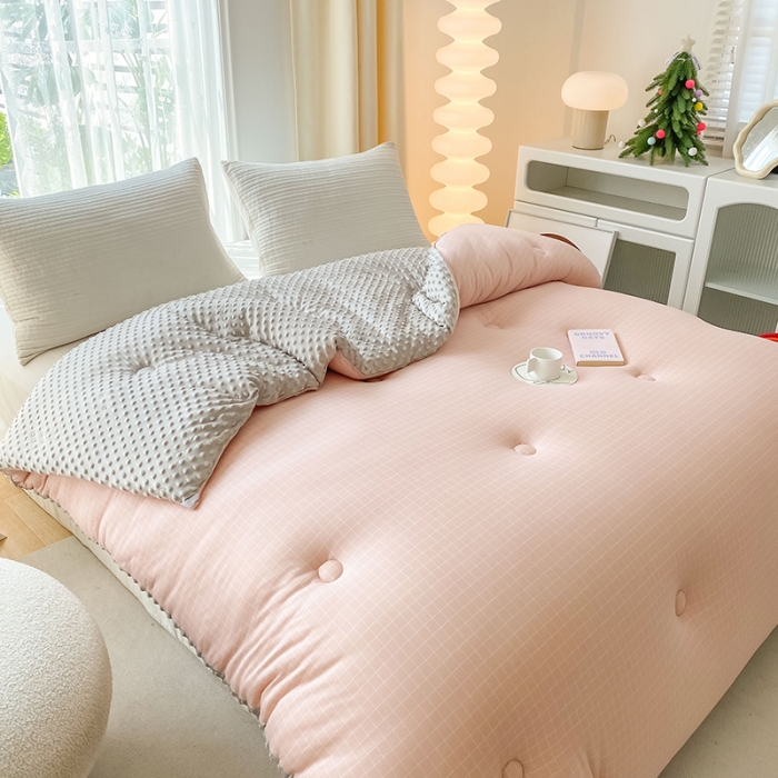 91家纺网 家纺一手货源 找家纺 天瑜家纺 2023新款针织豆豆绒冬被 豆沙小格