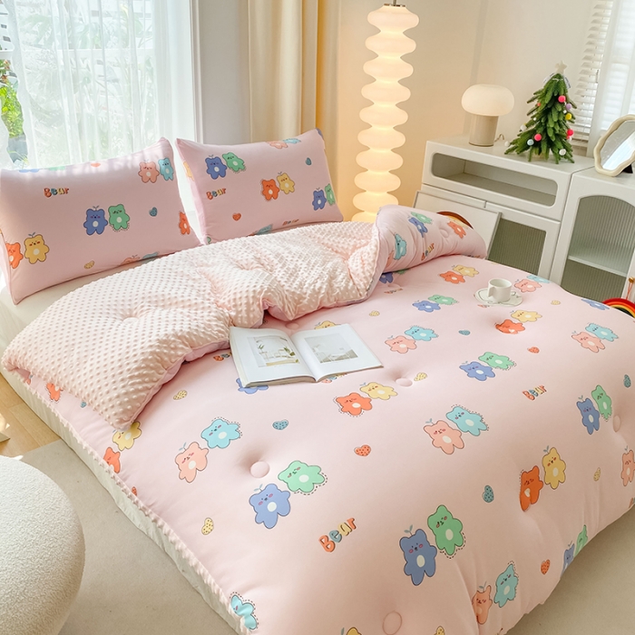 91家纺网 家纺一手货源 找家纺 天瑜家纺 2023新款针织豆豆绒冬被 情侣小熊粉