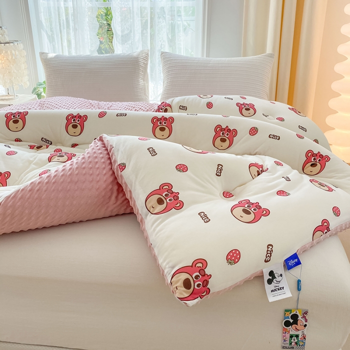 91家纺网 家纺一手货源 找家纺 天瑜家纺 2023新款针织豆豆绒冬被 小草莓熊