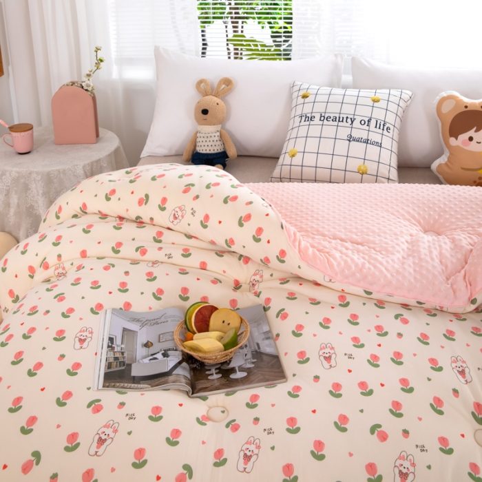 91家纺网 家纺一手货源 找家纺 天瑜家纺 2023新款针织豆豆绒冬被 小花兔子粉