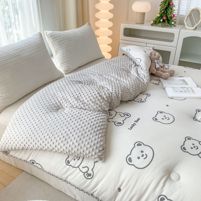 91家纺网 家纺一手货源 找家纺 天瑜家纺 2023新款针织豆豆绒冬被 小熊灰