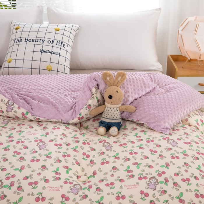 91家纺网 家纺一手货源 找家纺 天瑜家纺 2023新款针织豆豆绒冬被 樱桃女孩