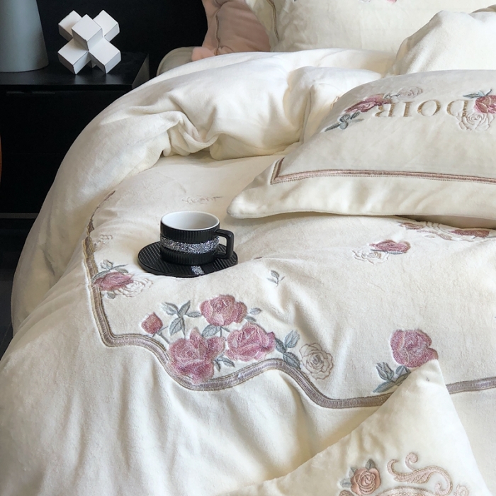 91家纺网 家纺一手货源 找家纺 馨蕊 2023新款秋冬轻奢煦暖绒四件套-秘密花园 白色