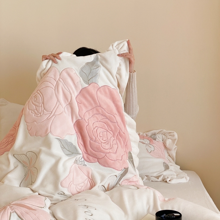 91家纺网 家纺一手货源 找家纺 馨蕊 2023新款秋冬轻奢煦暖绒四件套-漫天飞舞 月光白