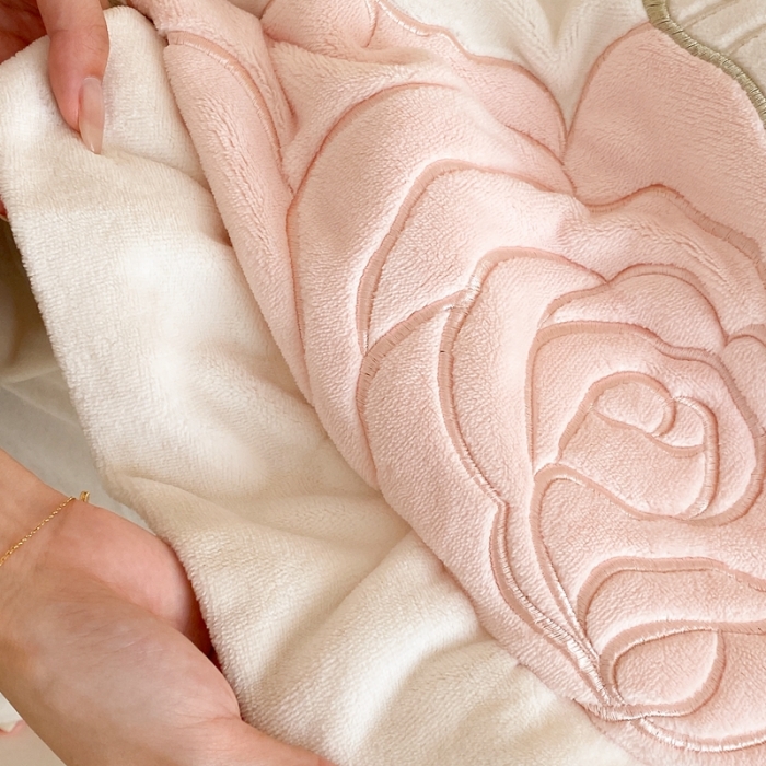 91家纺网 家纺一手货源 找家纺 馨蕊 2023新款秋冬轻奢煦暖绒四件套-漫天飞舞 月光白