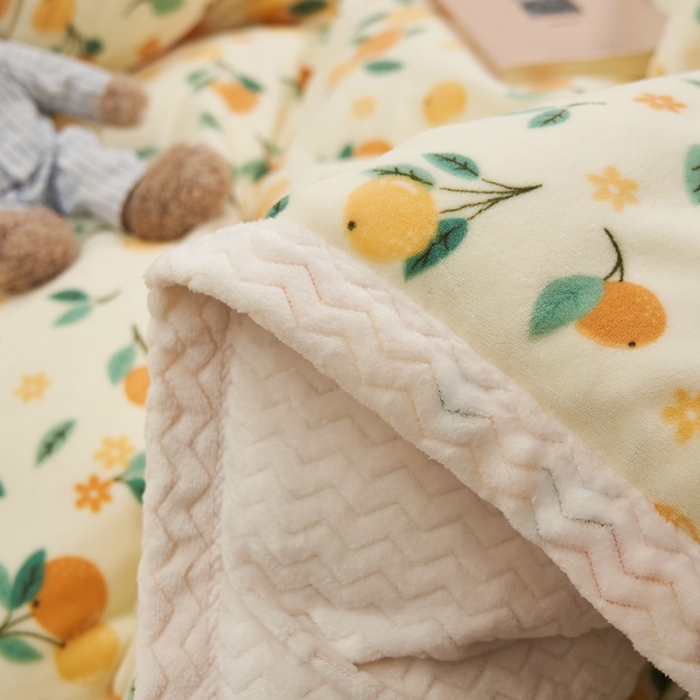 91家纺网 家纺一手货源 找家纺 全季家居 2023新款纯色印花抗静电大包边牛奶绒贝贝绒单被套 甜桔