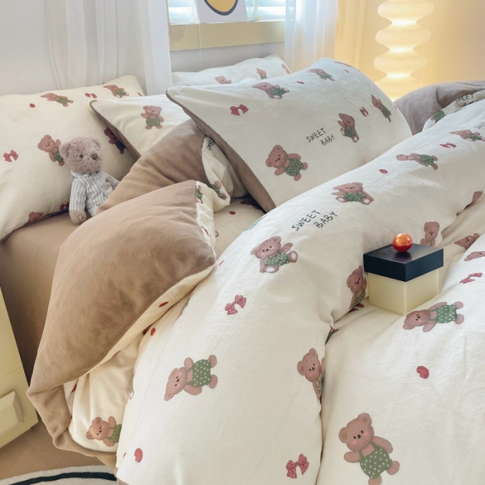 91家纺网 家纺一手货源 找家纺 梦柏家纺 2023新款高克重牛奶绒印花四件套 笨笨熊