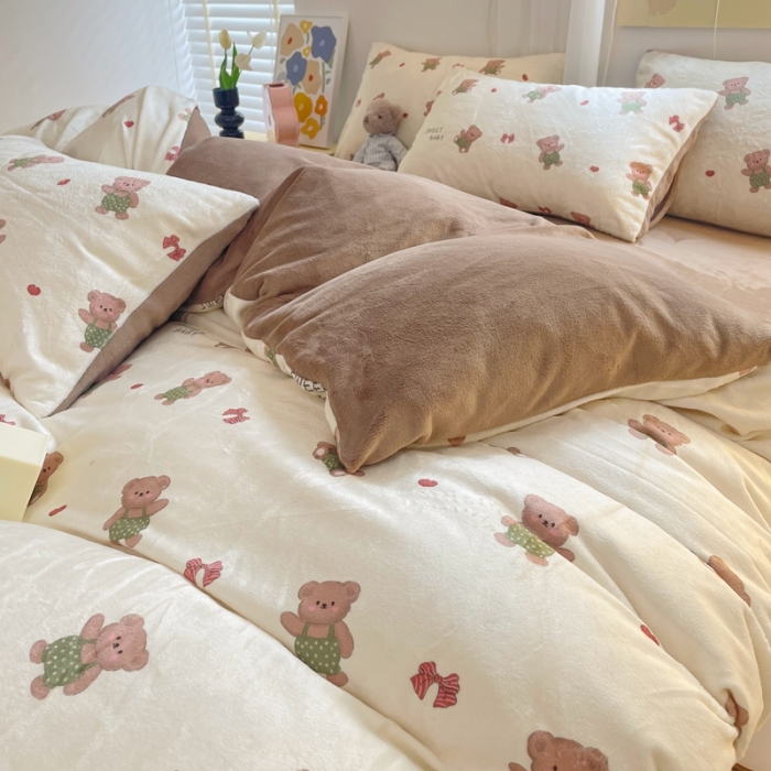 91家纺网 家纺一手货源 找家纺 梦柏家纺 2023新款高克重牛奶绒印花四件套 笨笨熊