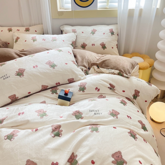 91家纺网 家纺一手货源 找家纺 梦柏家纺 2023新款高克重牛奶绒印花四件套 笨笨熊