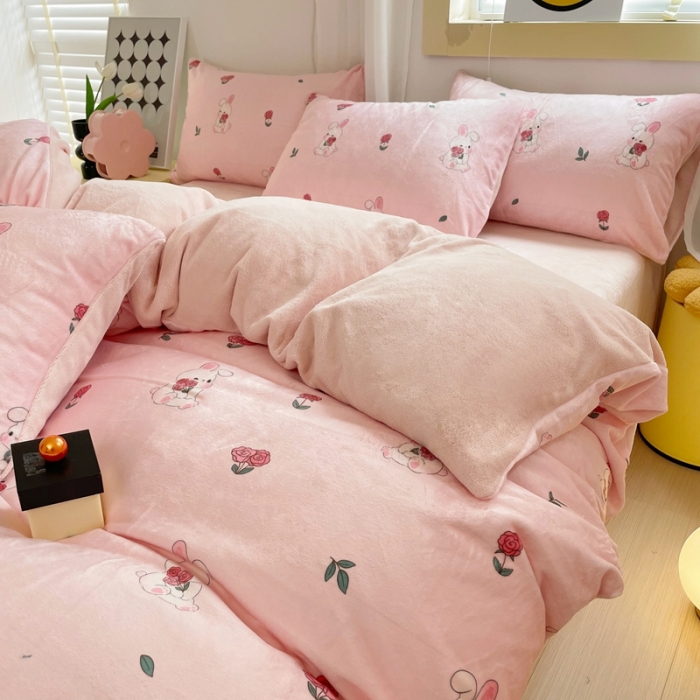 91家纺网 家纺一手货源 找家纺 梦柏家纺 2023新款高克重牛奶绒印花四件套 花海兔