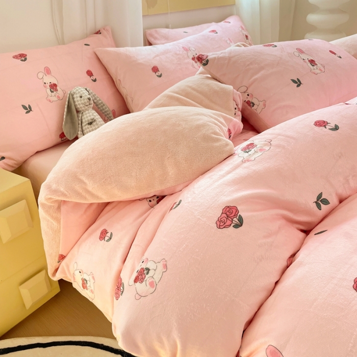 91家纺网 家纺一手货源 找家纺 梦柏家纺 2023新款高克重牛奶绒印花四件套 花海兔