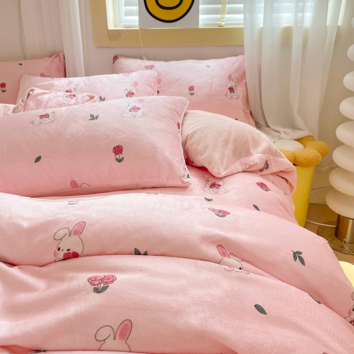 91家纺网 家纺一手货源 找家纺 梦柏家纺 2023新款高克重牛奶绒印花四件套 花海兔