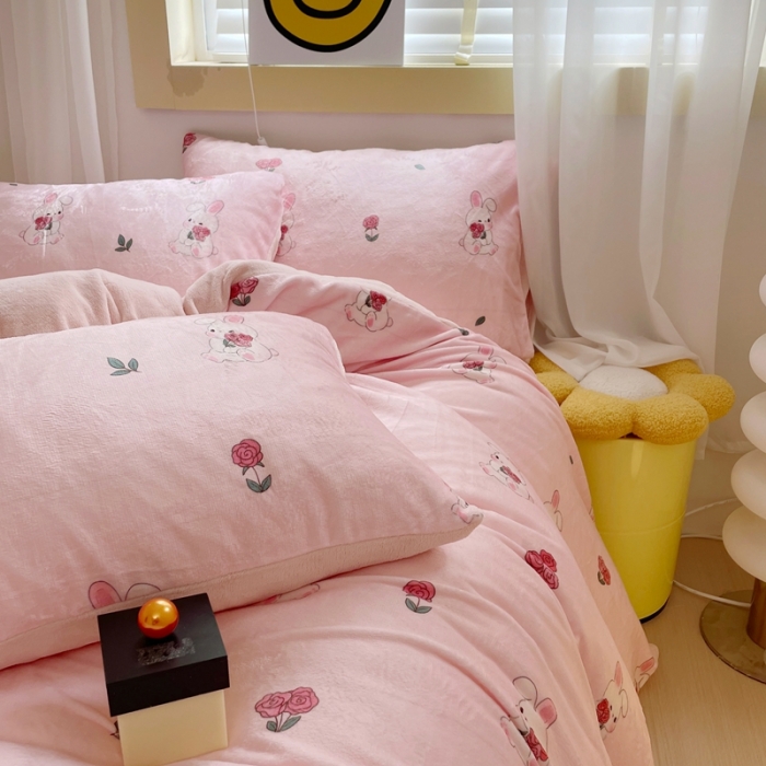 91家纺网 家纺一手货源 找家纺 梦柏家纺 2023新款高克重牛奶绒印花四件套 花海兔