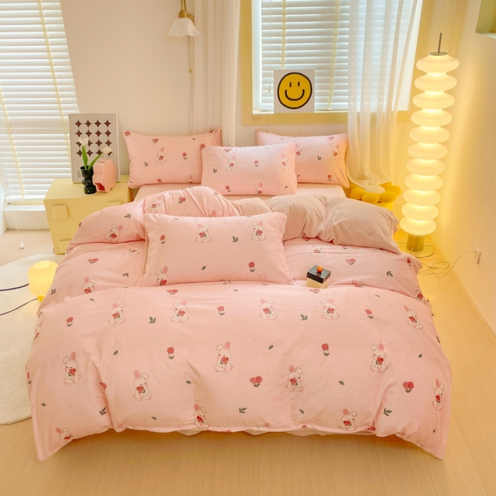 91家纺网 家纺一手货源 找家纺 梦柏家纺 2023新款高克重牛奶绒印花四件套 花海兔