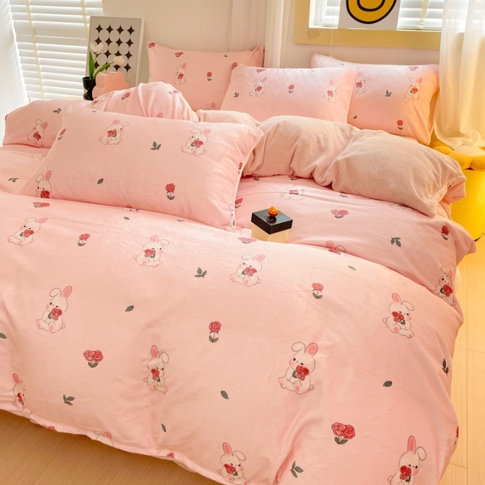 91家纺网 家纺一手货源 找家纺 梦柏家纺 2023新款高克重牛奶绒印花四件套 花海兔