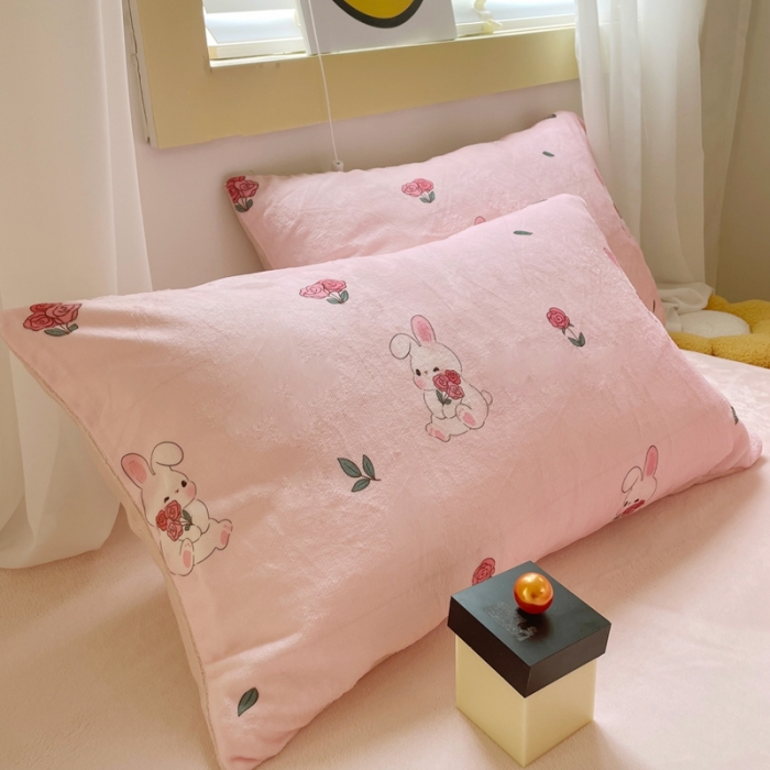 91家纺网 家纺一手货源 找家纺 梦柏家纺 2023新款高克重牛奶绒印花四件套 花海兔