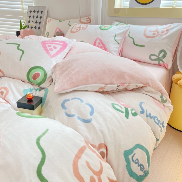 91家纺网 家纺一手货源 找家纺 梦柏家纺 2023新款高克重牛奶绒印花四件套 欢乐时光