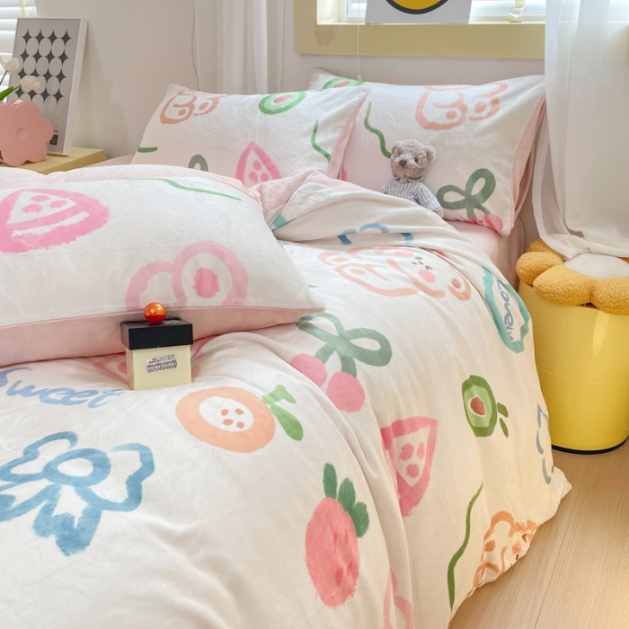 91家纺网 家纺一手货源 找家纺 梦柏家纺 2023新款高克重牛奶绒印花四件套 欢乐时光