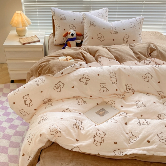 91家纺网 家纺一手货源 找家纺 梦柏家纺 2023新款高克重牛奶绒印花四件套 可爱熊