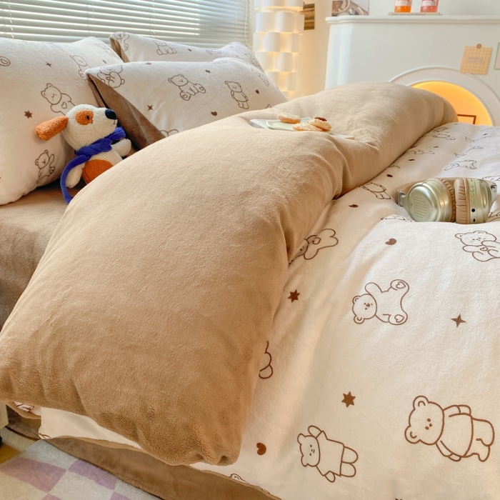 91家纺网 家纺一手货源 找家纺 梦柏家纺 2023新款高克重牛奶绒印花四件套 可爱熊