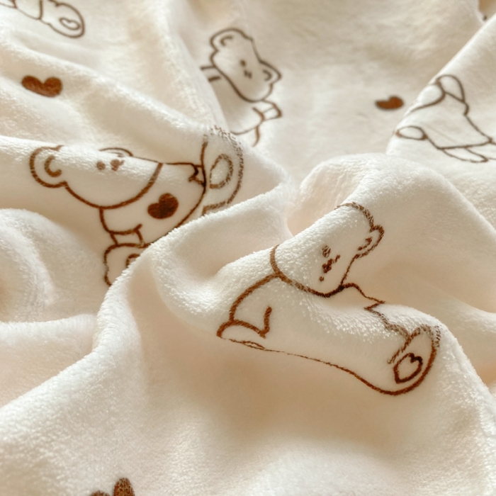 91家纺网 家纺一手货源 找家纺 梦柏家纺 2023新款高克重牛奶绒印花四件套 可爱熊