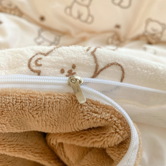 91家纺网 家纺一手货源 找家纺 梦柏家纺 2023新款高克重牛奶绒印花四件套 可爱熊