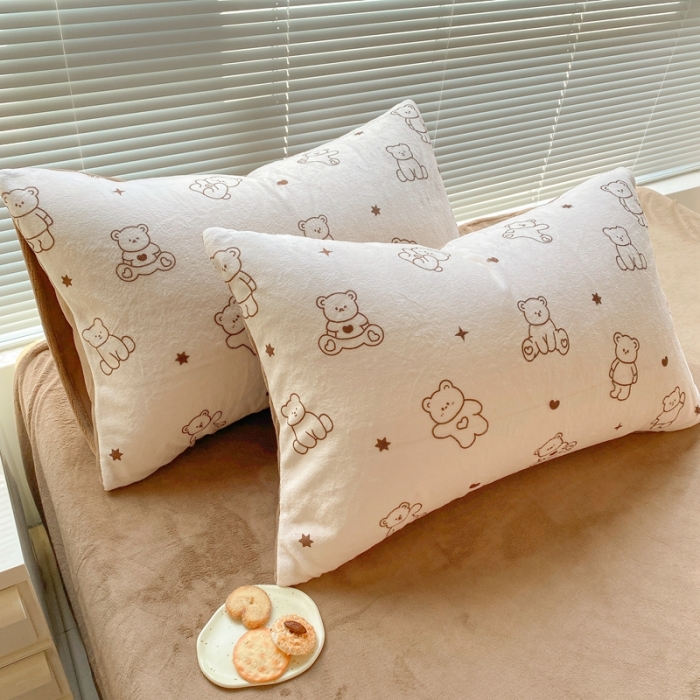 91家纺网 家纺一手货源 找家纺 梦柏家纺 2023新款高克重牛奶绒印花四件套 可爱熊