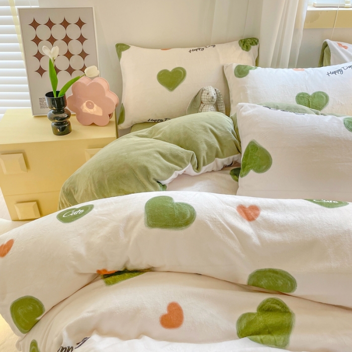 91家纺网 家纺一手货源 找家纺 梦柏家纺 2023新款高克重牛奶绒印花四件套 绿色爱心