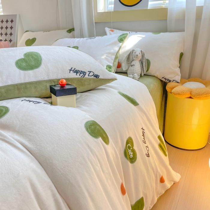 91家纺网 家纺一手货源 找家纺 梦柏家纺 2023新款高克重牛奶绒印花四件套 绿色爱心