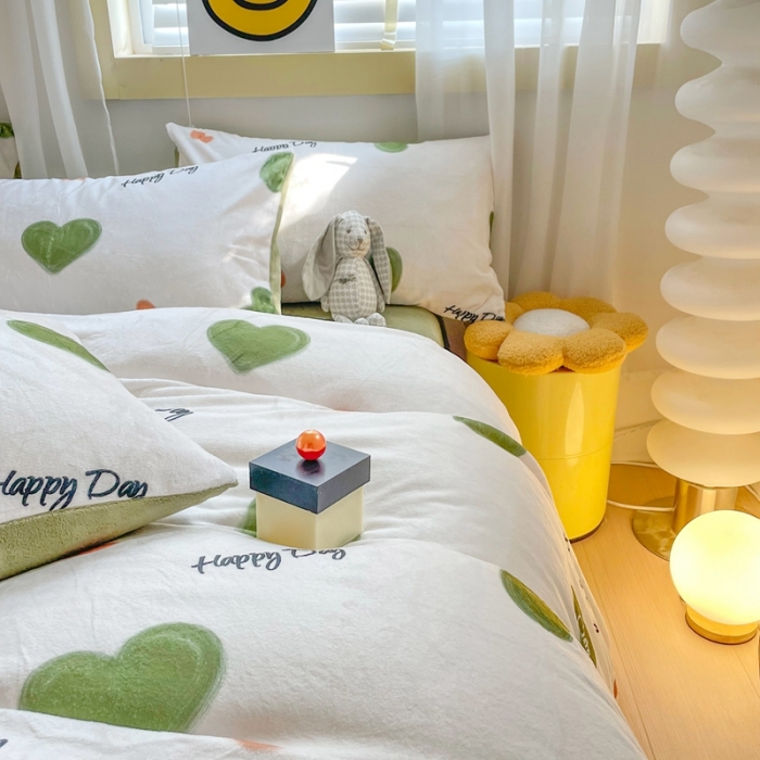 91家纺网 家纺一手货源 找家纺 梦柏家纺 2023新款高克重牛奶绒印花四件套 绿色爱心