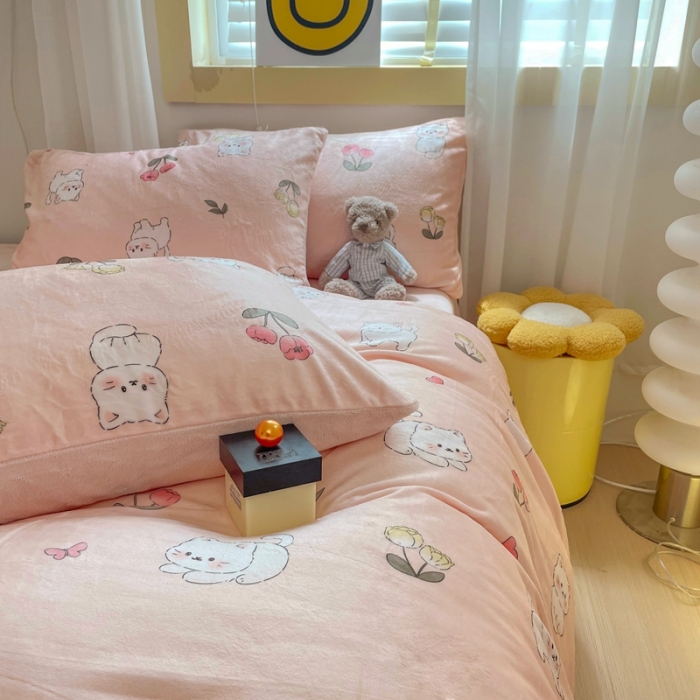 91家纺网 家纺一手货源 找家纺 梦柏家纺 2023新款高克重牛奶绒印花四件套 喵喵无语